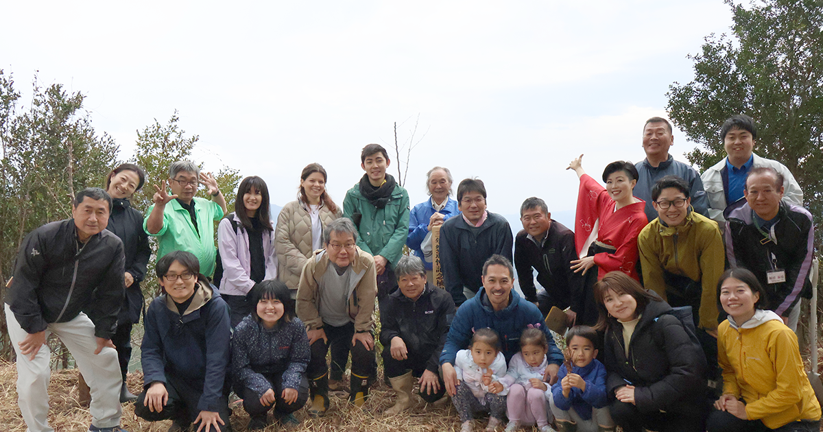 盲目の琵琶法師に導かれ。宮崎県諸塚村で坂本龍一三回忌の植樹を行い